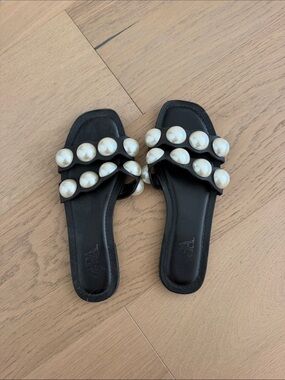 Zara slides in 37